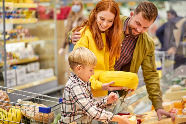 Шоппинг с детьми. семья с ребенком мальчик в продуктовом магазине — стоковое фото