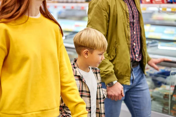 Vriendelijke familie met kind jongen winkelen samen — Stockfoto