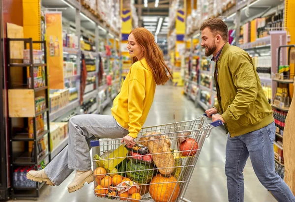 Winkeldag. zorgeloos paar in de liefde veel plezier tijdens een winkelen in de supermarkt — Stockfoto