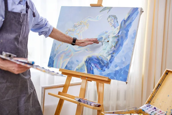 Cropped artist applying paint on canvas with paintbrush — Stock Photo, Image