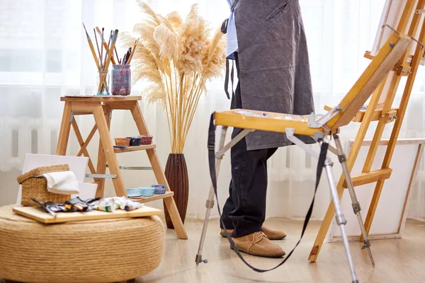 Zugeschnittenes Foto eines männlichen Künstlers bei der Arbeit im Atelier — Stockfoto