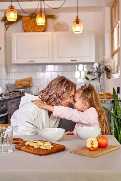 Φιλική μητέρα και το παιδί αγκαλιάζει, απολαμβάνοντας πρωινό — Φωτογραφία Αρχείου