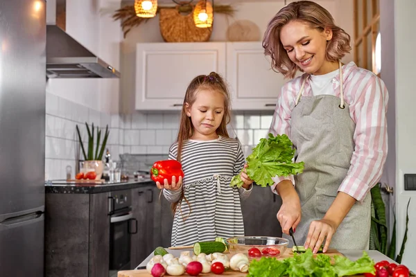家庭での健康食品。キッチンにいる幸せな白人家族は — ストック写真