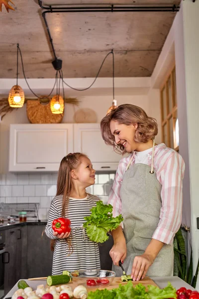 Όμορφη ενήλικη μητέρα και κόρη πρόκειται να προετοιμάσει φρέσκια σαλάτα μαζί — Φωτογραφία Αρχείου