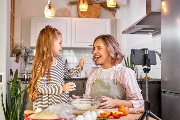 Família feliz na cozinha. blogueiro de comida mãe e filha preparando a massa — Fotografia de Stock
