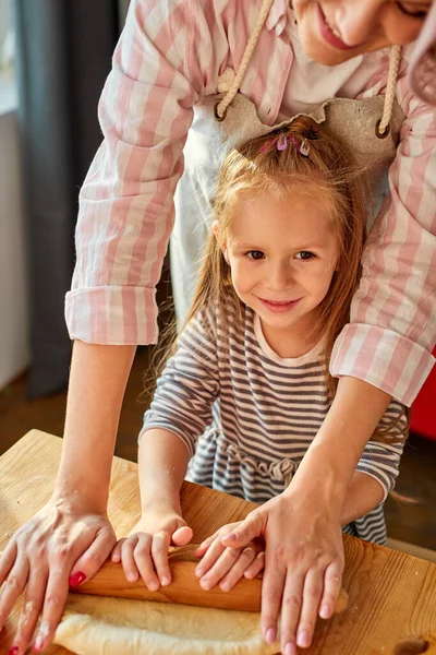 Hübsche Mutter und Tochter backen Charlotte — Stockfoto