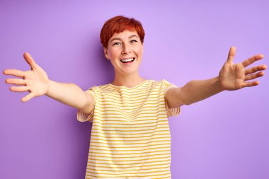 Bir şey değil. Mutlu kızıl kadın sarılacak.