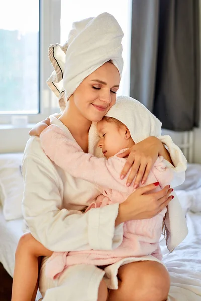 Somnoliento caucásico niño niña abrazando madre después de baño — Foto de Stock