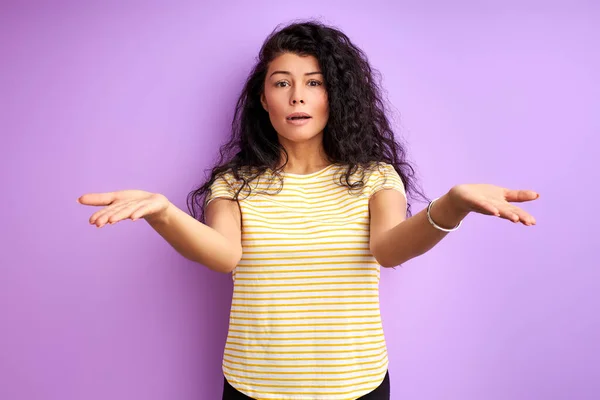 Giovane donna adulta con ricci capelli neri scrollando le spalle malinteso — Foto Stock