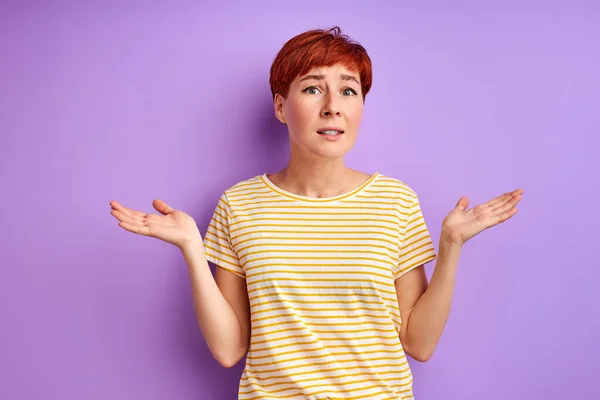 Young short haired woman shrugging — Stock Photo, Image