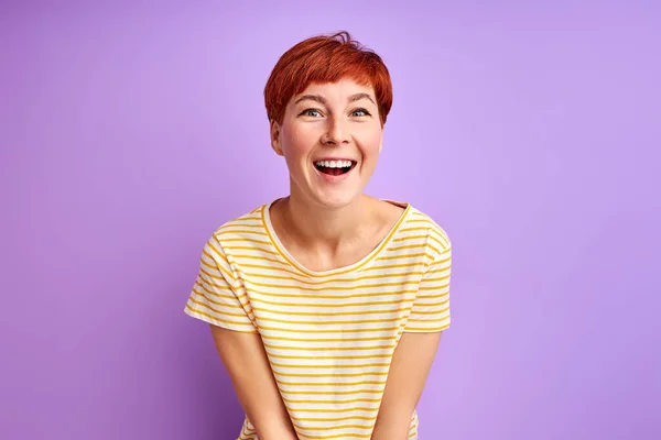 Веселая взрослая женщина с короткими рыжими волосами веселиться, смеяться — стоковое фото