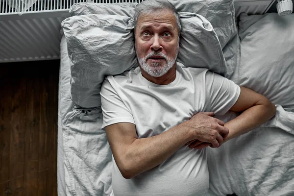 Lonely elderly man is suffering from heart attack — Stock Photo, Image