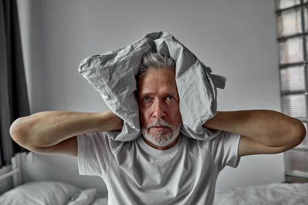 Elderly man is tired of hearing voices, schizophrenia — Fotografia de Stock