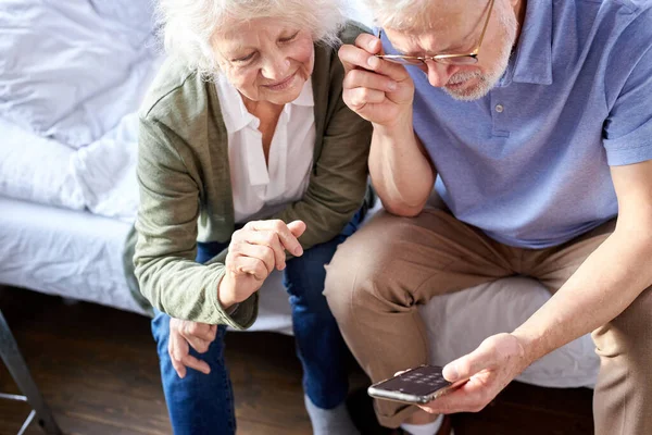 Senior caucasian couple is going to make video call on phone with family, online conversation — Foto Stock