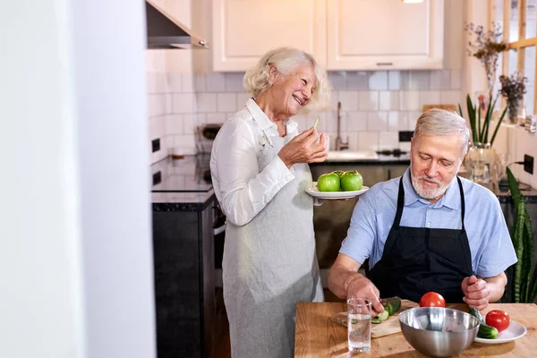Beautiful elderly couple in the kitchen at home — Stok fotoğraf