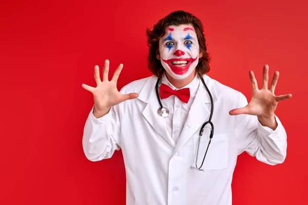 Scary clown doctor, playing performance for children — Stockfoto
