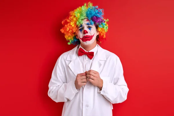 Sad clown stand depressed — Stockfoto