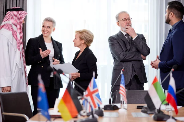 Intercultural diversos delegados discutindo pontos de seu discurso colega — Fotografia de Stock