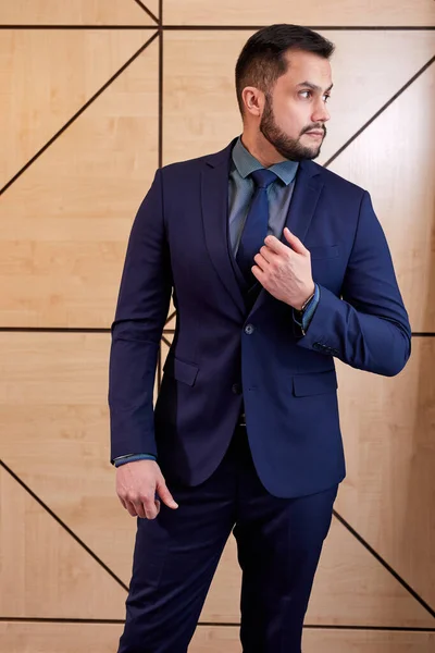 Ritratto di bell'uomo d'affari caucasico barbuto in posa vestito — Foto Stock
