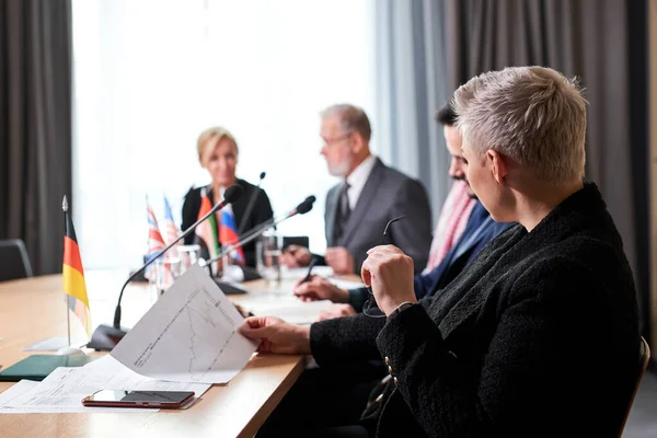 Internationale groep van diverse zakenmensen die werken en communiceren — Stockfoto