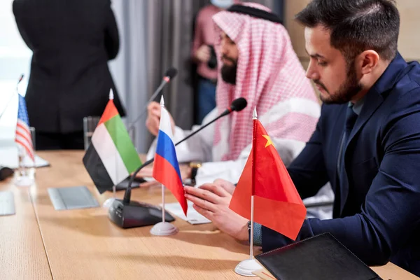 Foco na bandeira de diferentes países durante a reunião de negócios ou política — Fotografia de Stock