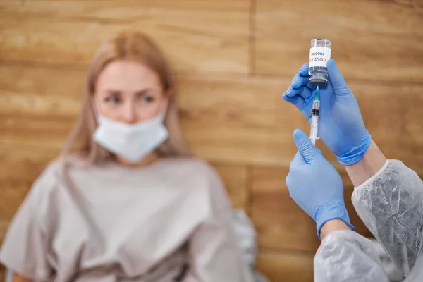 Inyección de jeringa y vacuna en mano de médico masculino cultivado —  Fotos de Stock