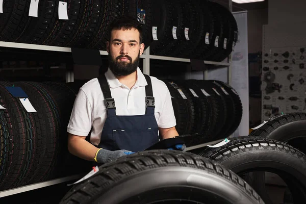 Owner garage shop holding best tire in a supermarket mall — Foto Stock
