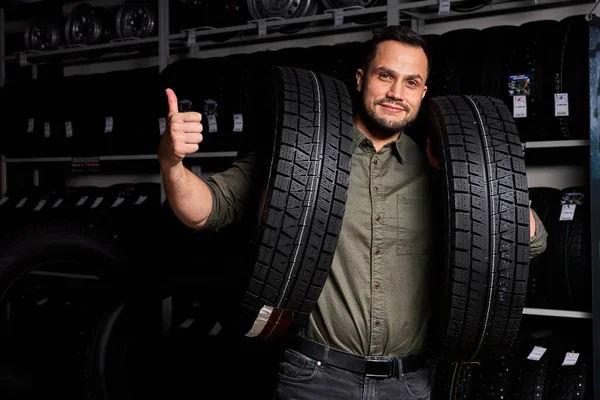 Чоловік-замовник задоволений покупкою шин в гаражі з ремонту автомобілів . — стокове фото