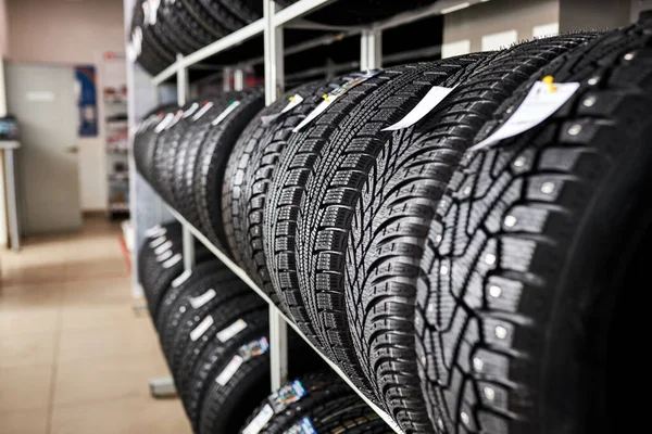 Reifen für Auto in Werkstatt — Stockfoto