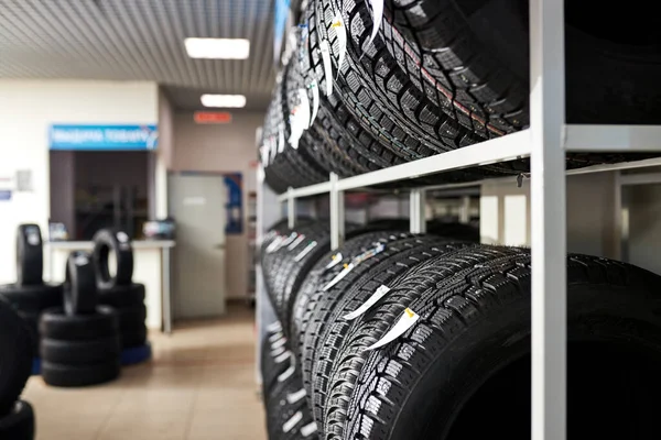 Reifen für Auto in Werkstatt — Stockfoto