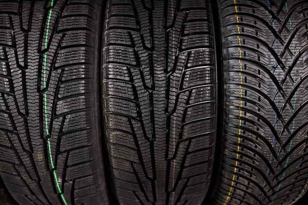Primo piano degli pneumatici per auto, sostituzione degli pneumatici invernali ed estivi — Foto Stock