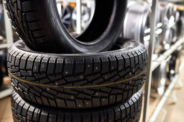Nahaufnahme neuer Reifen im Auto-Reparatur-Service-Center — Stockfoto