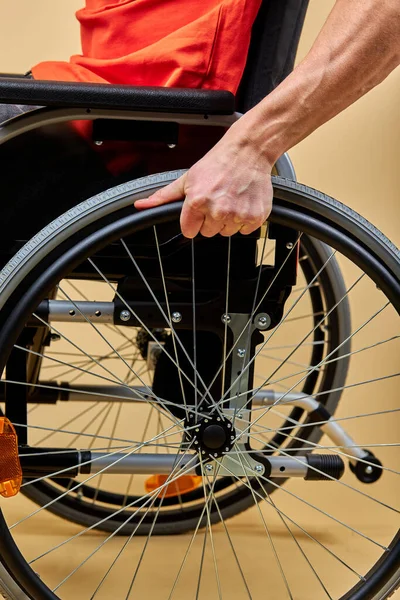 Крупным планом обрезанный инвалид на инвалидной коляске — стоковое фото