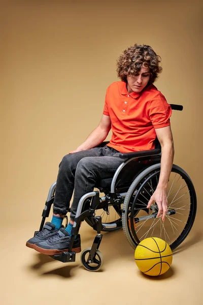 Man on wheelchair in a lonely atmosphere isolated — Stockfoto