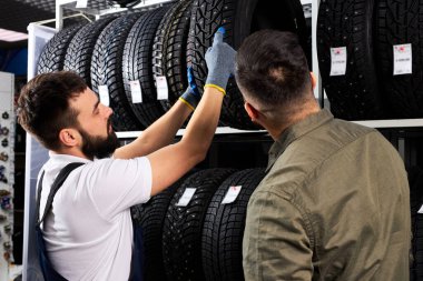 Satıcı araba için yeni lastik tekerlekler, lastikler, jantlar sunuyor.