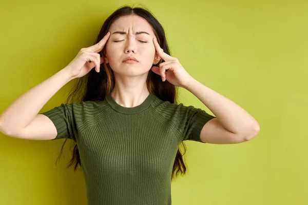 Studioporträt einer schönen jungen Frau, die mit geschlossenen Augen denkt. Das Konzept der Wahrnehmung und Reflexion — Stockfoto