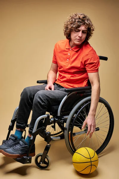 Junger Lockenkopf musste Sport wegen Behinderung aufgeben — Stockfoto
