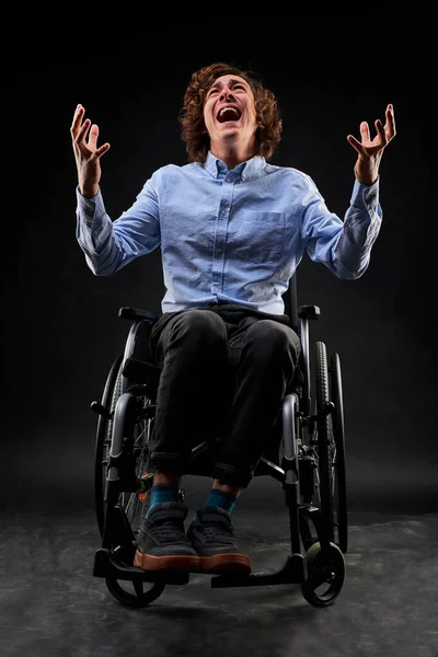 Wütender Behinderter schreit vor Verzweiflung — Stockfoto
