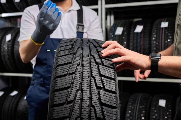Foto close-up de pneu de carro, foco em pneu preto — Fotografia de Stock