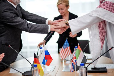 çağdaş kültürler arası delegeler el sıkışıyor