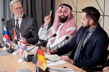 Arap Şeyhi, gündemdeki fikir ve konuları tartışmak için bağlantısız bir toplantı düzenledi.