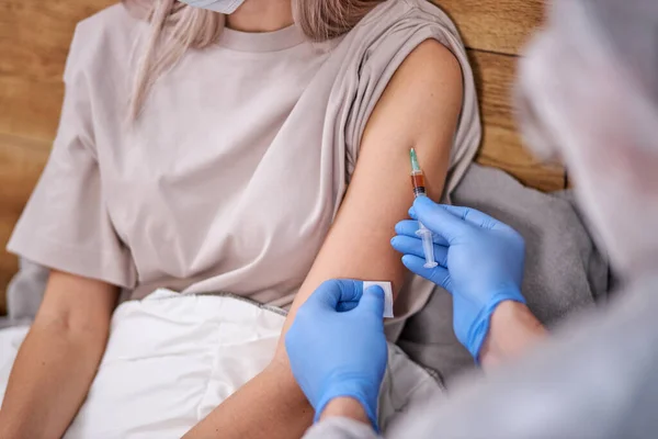 Bijgesneden ervaren arts met injectiespuit voor jonge vrouwen — Stockfoto