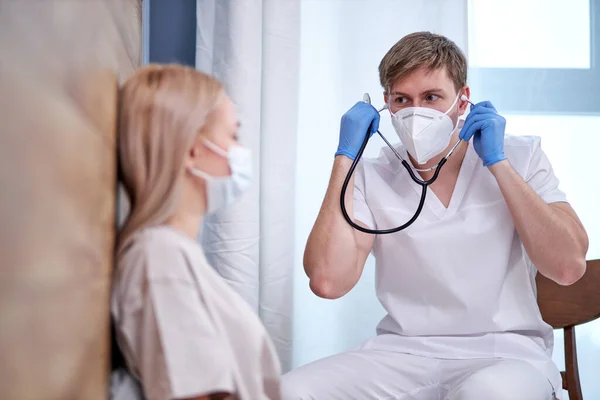 Médico profesional escuchando respiración con un estetoscopio sospechando COVID-19 — Foto de Stock