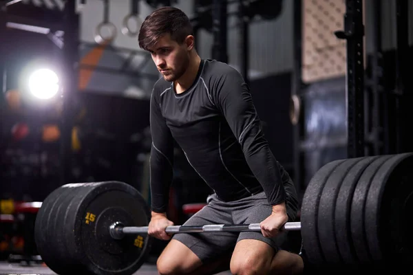 Beyaz tenli güçlü atletik adam ağırlık kaldırarak vücut geliştiriyor. — Stok fotoğraf