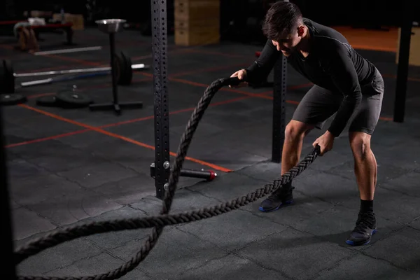 Kafkas sporcusu Crossfit spor salonunda halat egzersizi yapıyor. — Stok fotoğraf