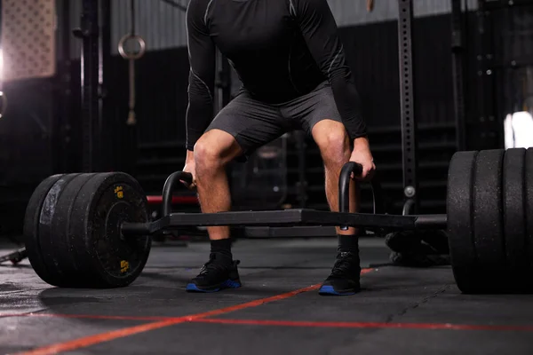 Cortado irreconhecível fisiculturista cara se preparar para fazer exercícios com barbell no ginásio — Fotografia de Stock