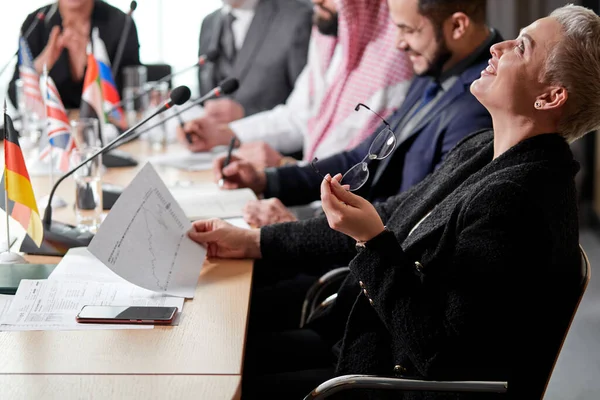 Rolig verkställande kvinna är i chock efter vad hon såg i dokumentet — Stockfoto