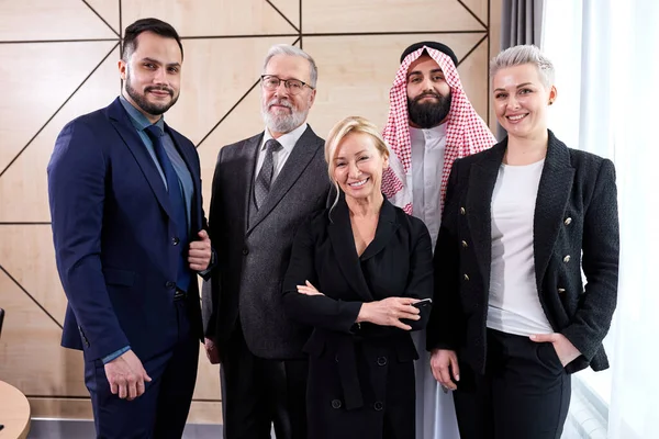 Retrato de grupo multi-étnico de executivos reunidos em reunião — Fotografia de Stock