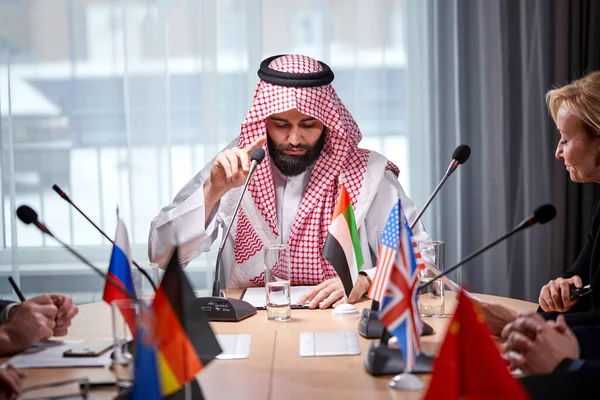 Affärsmöte - stilig ung arabisk shejk man presentera sina idéer för kollegor — Stockfoto