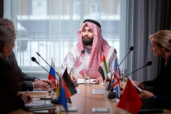 Affärsmöte - stilig ung arabisk shejk man presentera sina idéer för kollegor om möte — Stockfoto